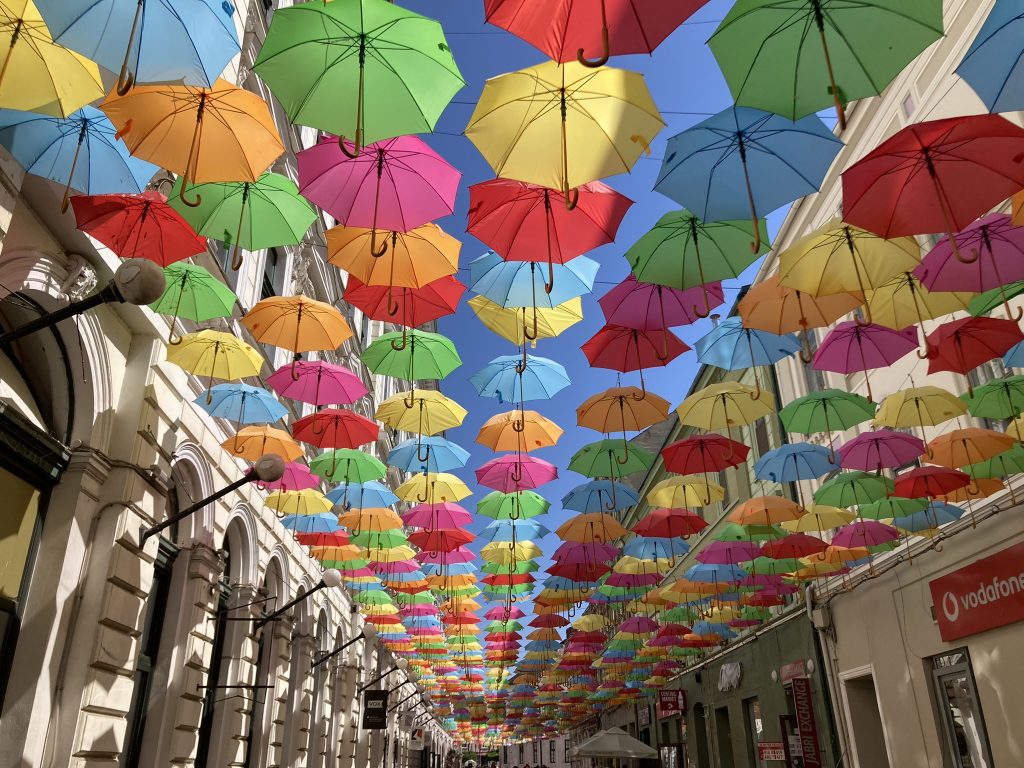 bunte Regenschirme hängen über einer Fußgängerstraße in Timisoara, Rumänien